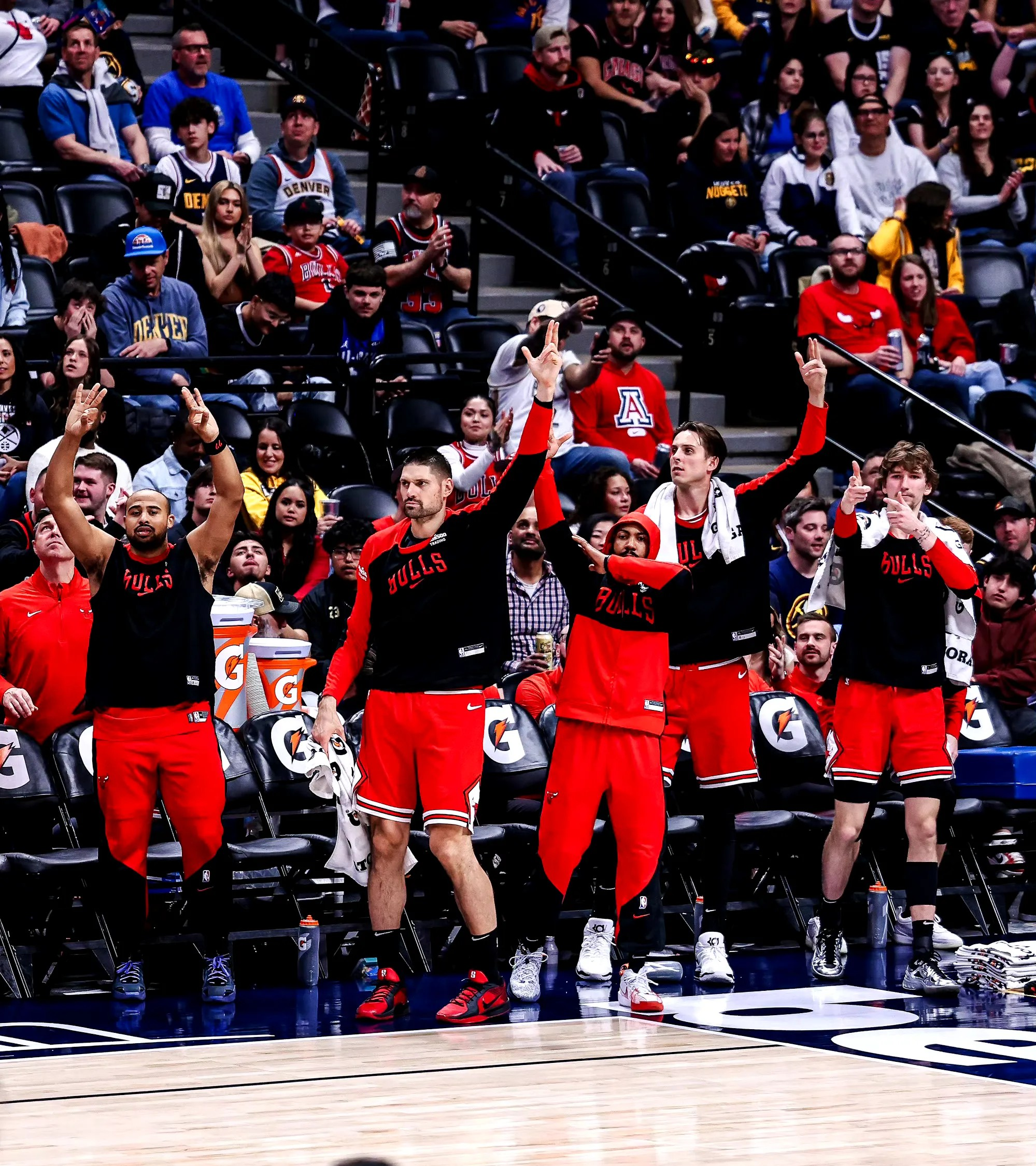 纽约篮网队主场迎战对手，展现浴火重生勇气