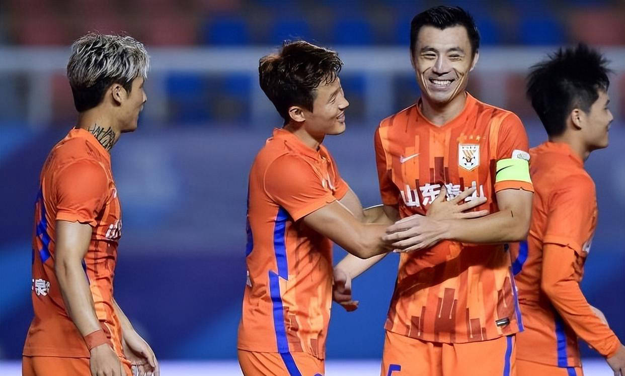 爱游戏娱乐-山东鲁能客场惨败，球员面临压力